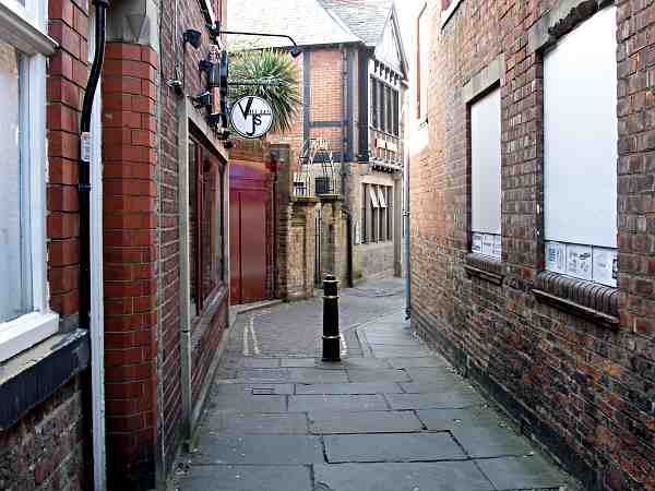 Leading to Back Swinegate.