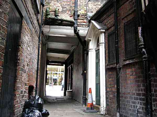 Passage (snickelway) leading to Pavement.