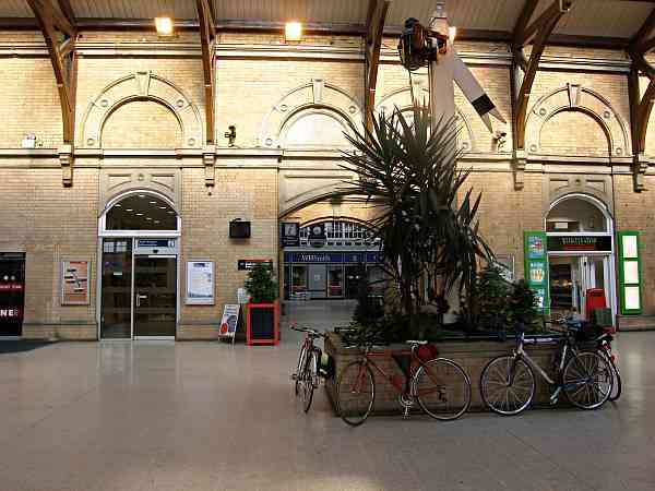 Looking towards the concourse and the platforms.
