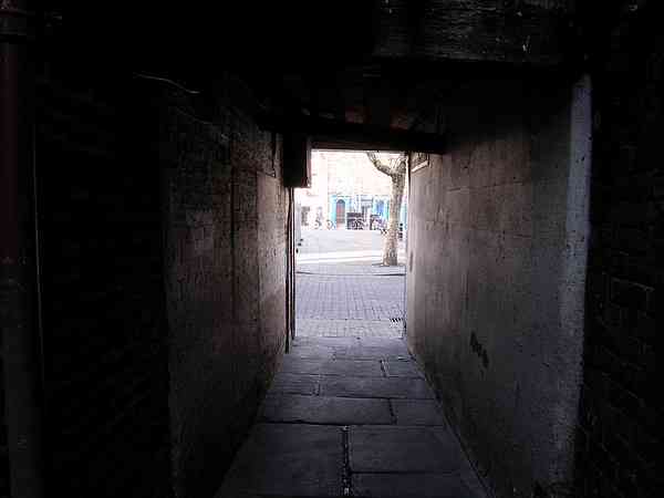 One of the snickets leading from the Thursday market.